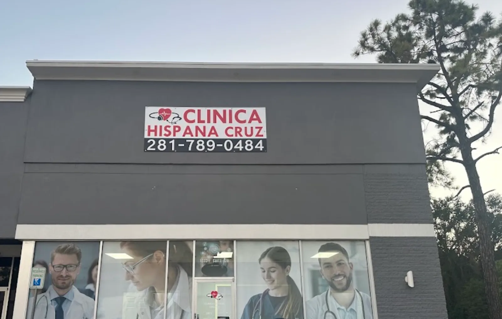 Fachada de Clínica Hispana Cruz 2 en 13331 Kuykendahl Rd Ste 128, Houston TX - atención médica 100% en español